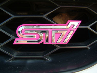 Шильд на решетку радиатора, STI, цвет розовый